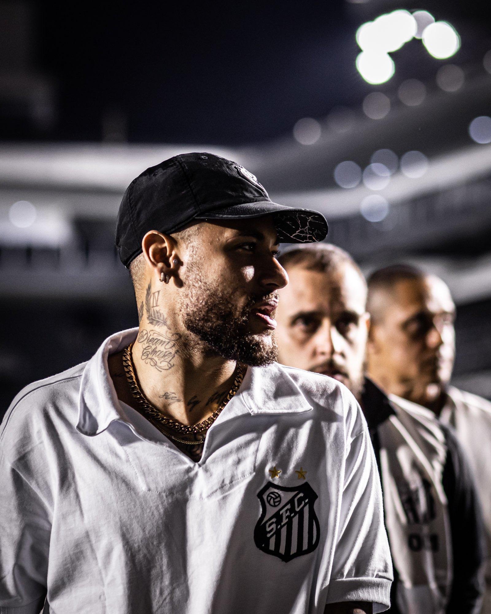 NEYMAR COM A CAMISA DO SANTOS
