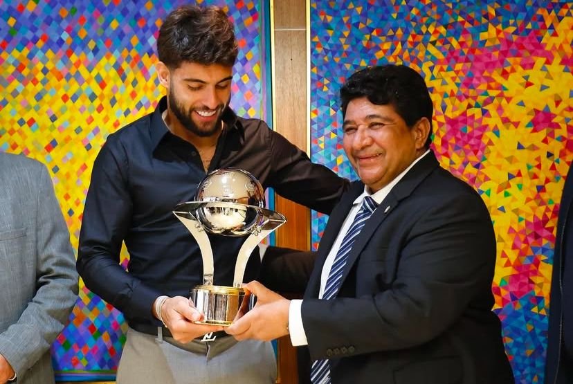 Yuri Alberto recebe troféu Roberto Dinamite