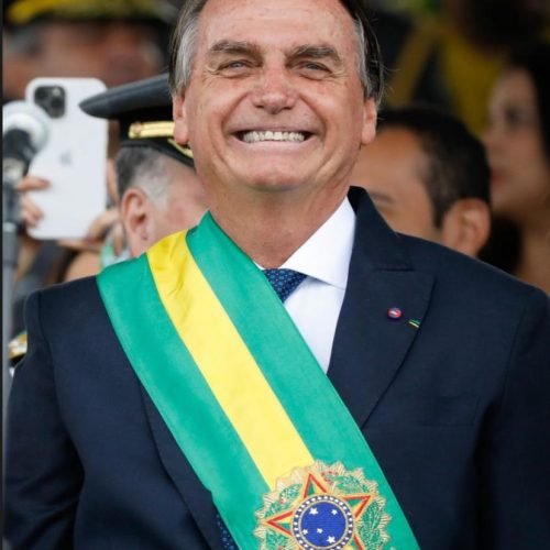 Jair Bolsonaro anunciou que pretende registrar sua candidatura para as eleições de 2026 apenas no último momento.