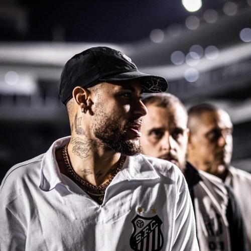 NEYMAR COM A CAMISA DO SANTOS