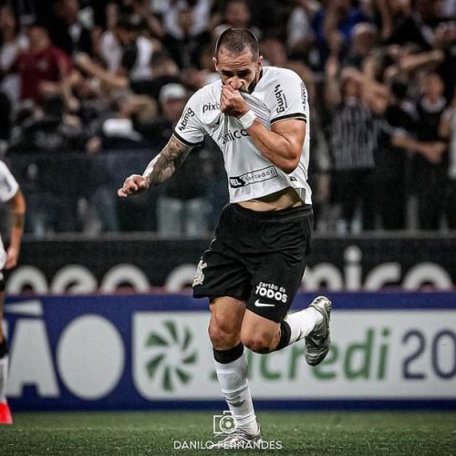 Ídolo entra na justiça contra Corinthians