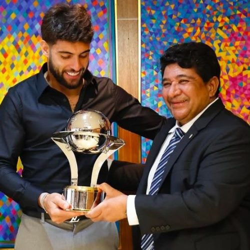 Yuri Alberto recebe troféu Roberto Dinamite
